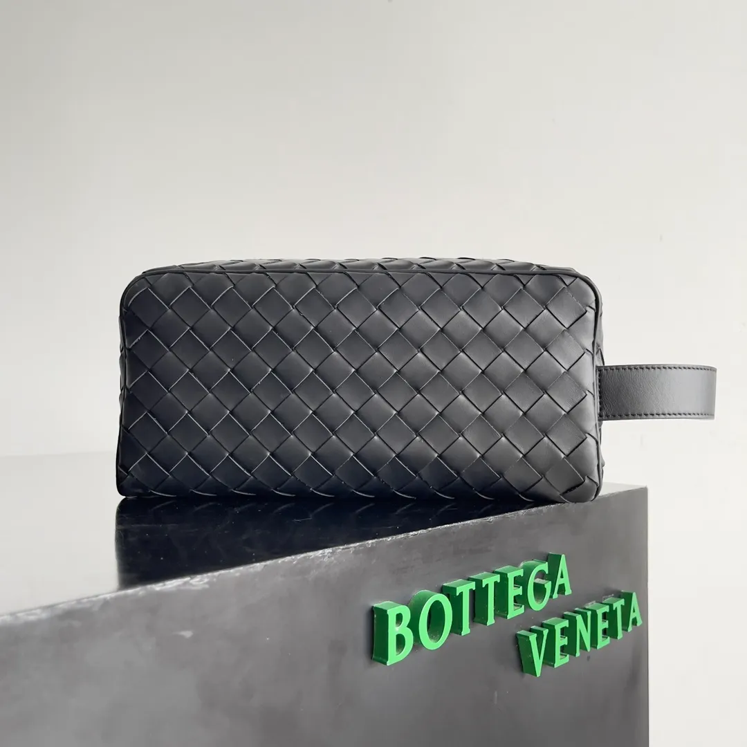 Batch 1260 BOTTEGA VENETA 2024 new INTRECCIATO classic toiletry bag, the choice of discerning people. The low-key luxury quality is the interpretation of its brand. If you like low-key BV, it is the first choice~~ Style number: 729295 Size: 26*13*10cm